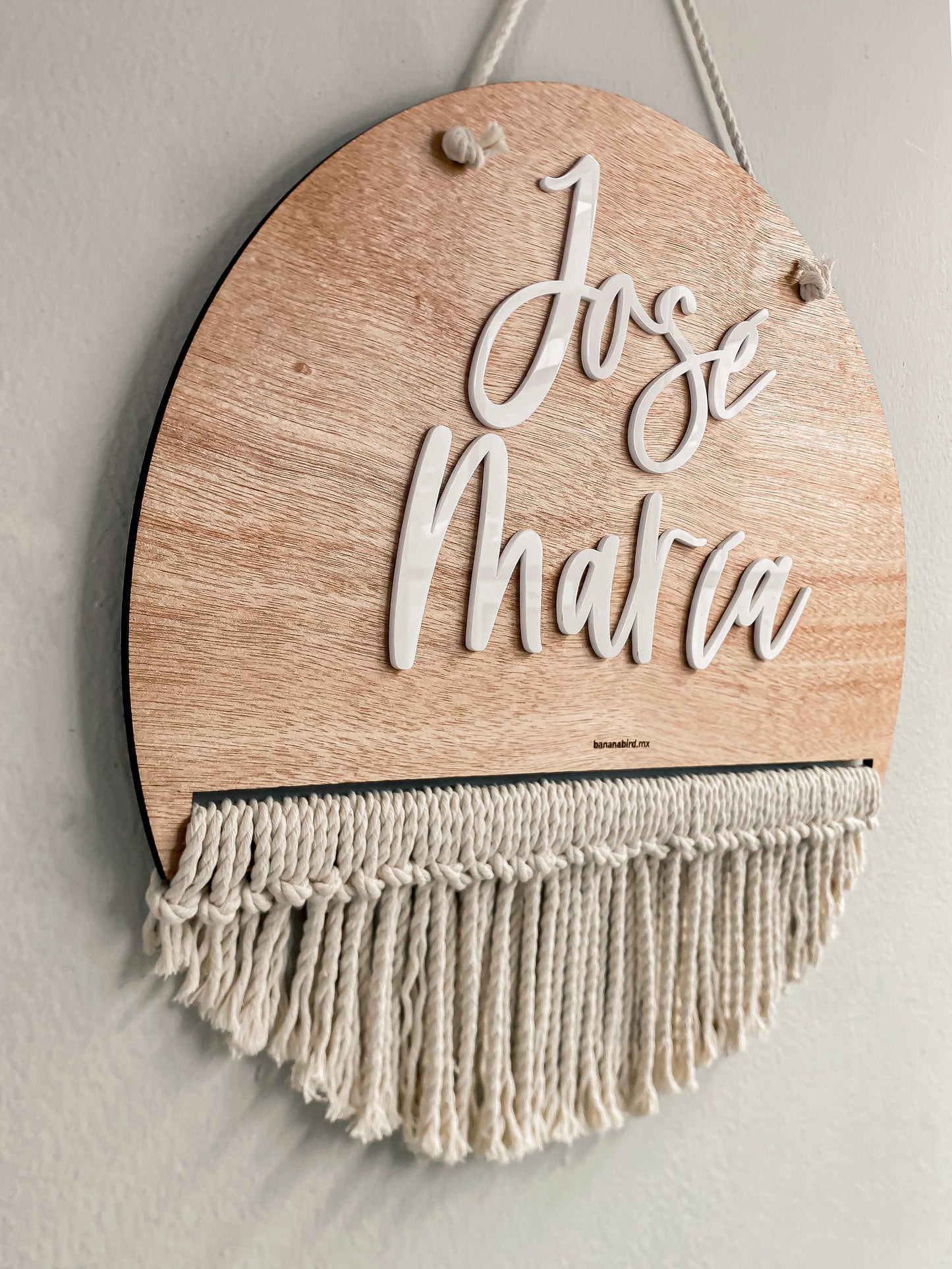 Letrero con nombre en madera y macramé