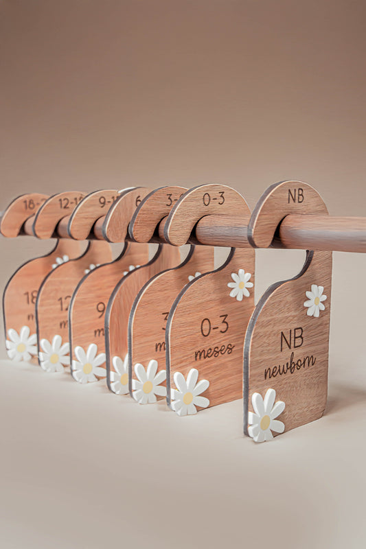 Organizadores de closet en madera para la ropa del bebé