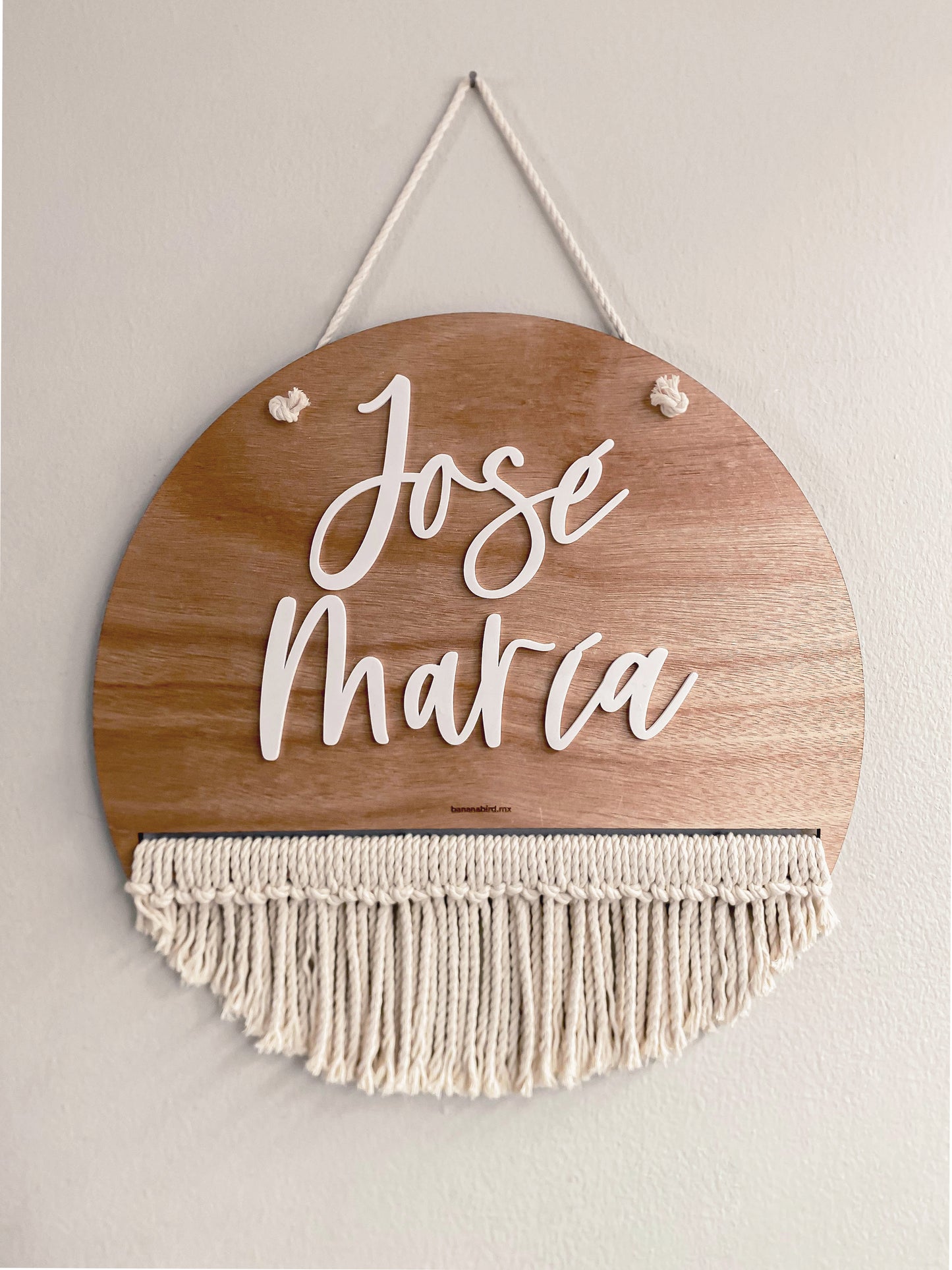 Letrero con nombre en madera y macramé